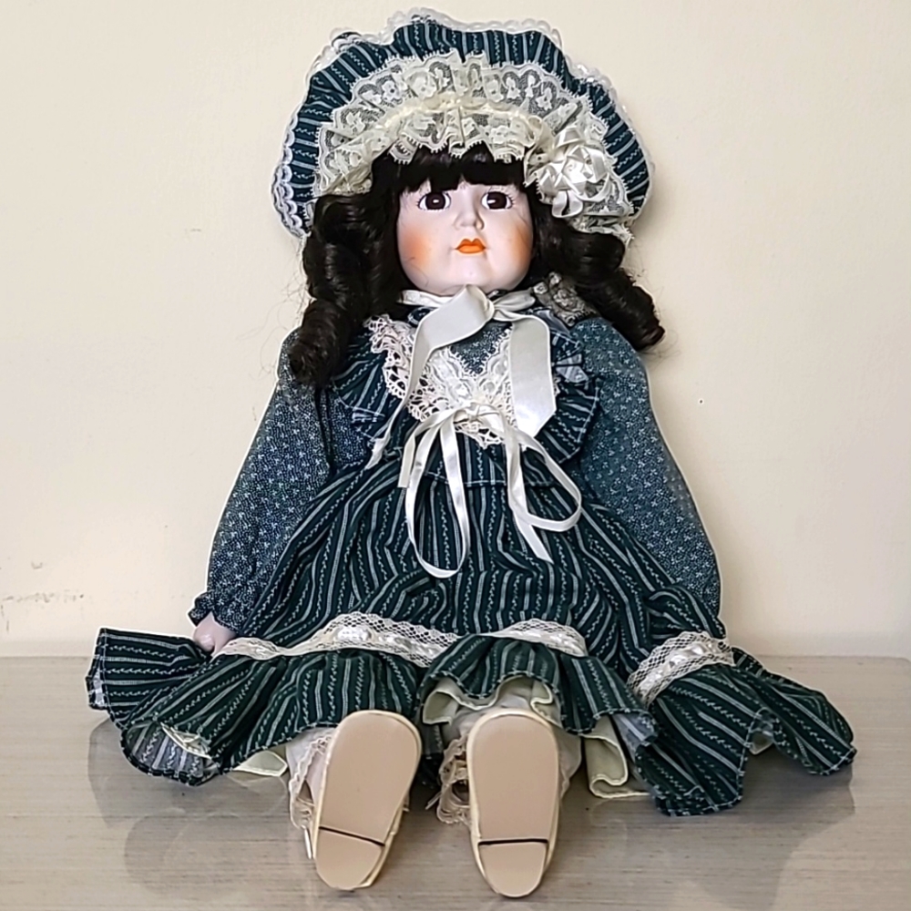 Beautiful Danielle Fine Porcelain Doll Designed by the Antique Guild VTG